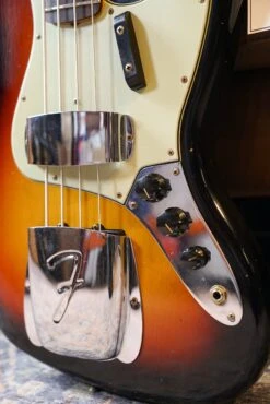 Fender Custom Shop Limited Edition '64 Jazz Bass Journeyman Relic - Super Faded Aged Three-Tone Sunburst -Guitar Store GFP 240226 DSC06937