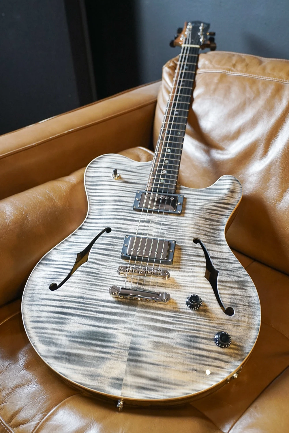 Nik Huber Rietbergen - Charcoal (Black Korina Body/Neck) 2 Nik Huber Rietbergen - Charcoal (Black Korina Body/Neck) - Image 2