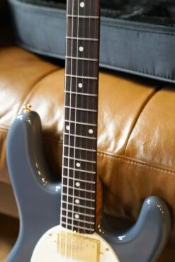 Ernie Ball Music Man StingRay II, Charcoal Blue 12 Ernie Ball Music Man StingRay II, Charcoal Blue -Guitar Store GFP 250130 DSC02402