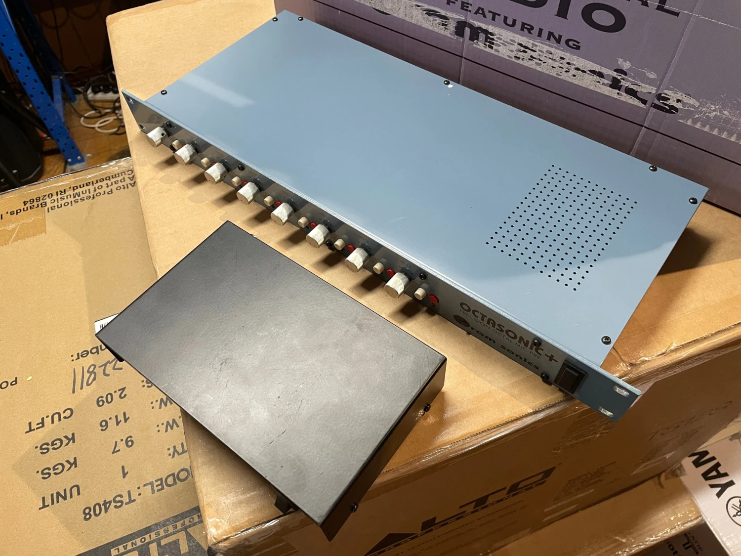 Pre-Owned Oram Sonics Octasonic+ 8-Channel Microphone Preamp Rack 5 Pre-Owned Oram Sonics Octasonic+ 8-Channel Microphone Preamp Rack - Image 5