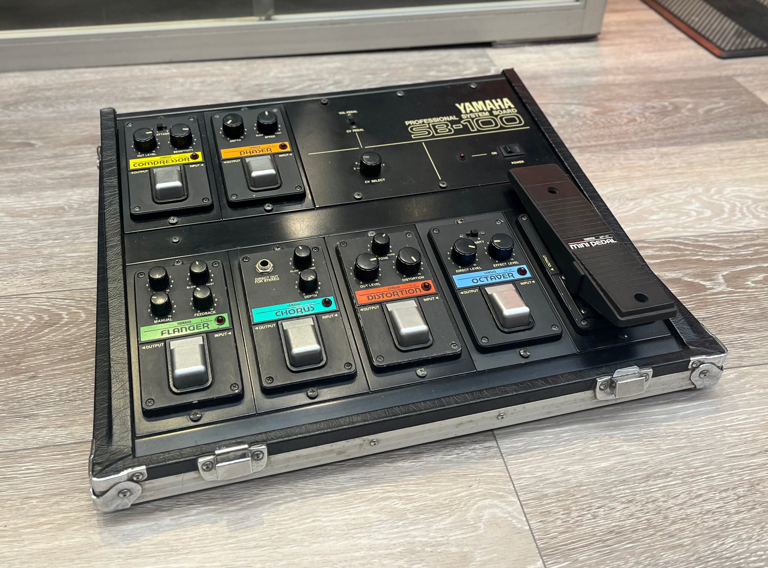 Pre-Owned Yamaha SB-100 Multi-Effect Pedalboard 2 Pre-Owned Yamaha SB-100 Multi-Effect Pedalboard - Image 2