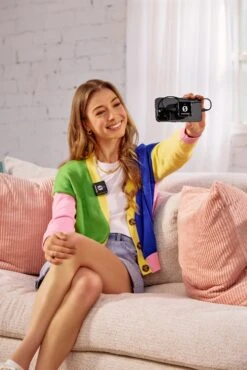 Rode Wireless ME - Ultra Compact Wireless Microphone For Cameras, Computers And Smartphones -Guitar Store rode wireless me insitu pastel livingroom mobile sefie with iPhone sc21 5464x8192 rgb